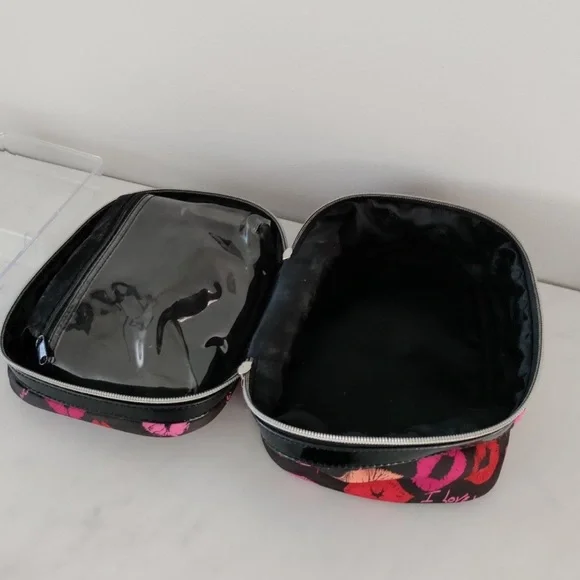 ✨RARE BETSEY JOHNSON LIPS MAKEUP BAG TRAVEL COSMETICS BAG BETSEY JOHNSON KISS✨ - Picture 6 of 6